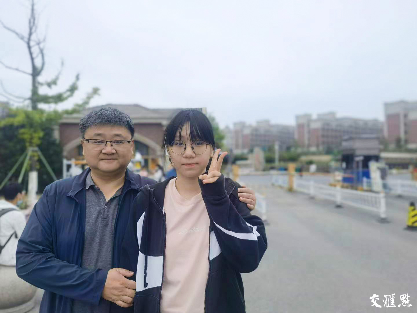 夏民（左一）和女儿夏文馨（右一）