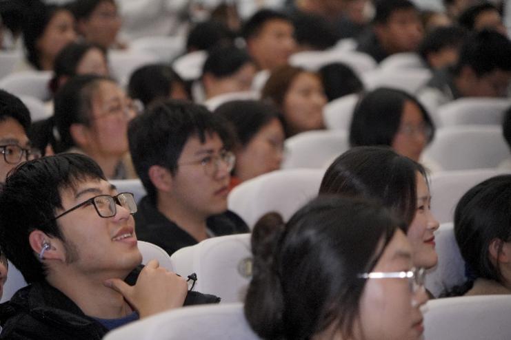 南工大学生被演讲吸引