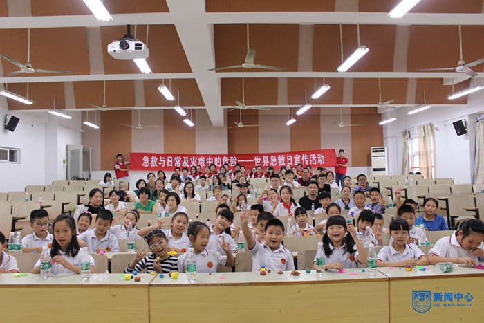 校红十字会举办世界急救日主题宣传活动1.jpg