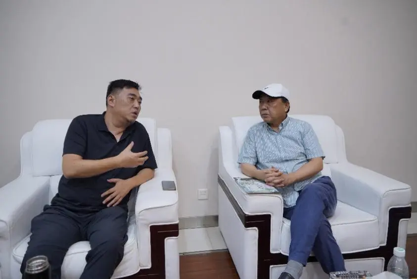 许耀华导演（左）接受本文作者采访