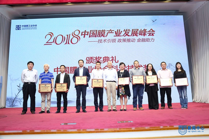 获奖代表仲兆祥颁奖照片1.jpg