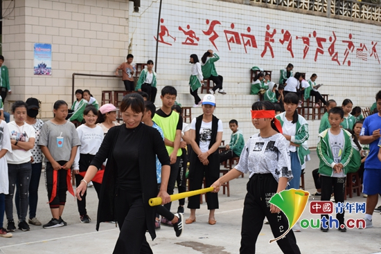 宁洱镇第一初级中学学生与家长体验垒球文化。南京工业大学研支团 供图