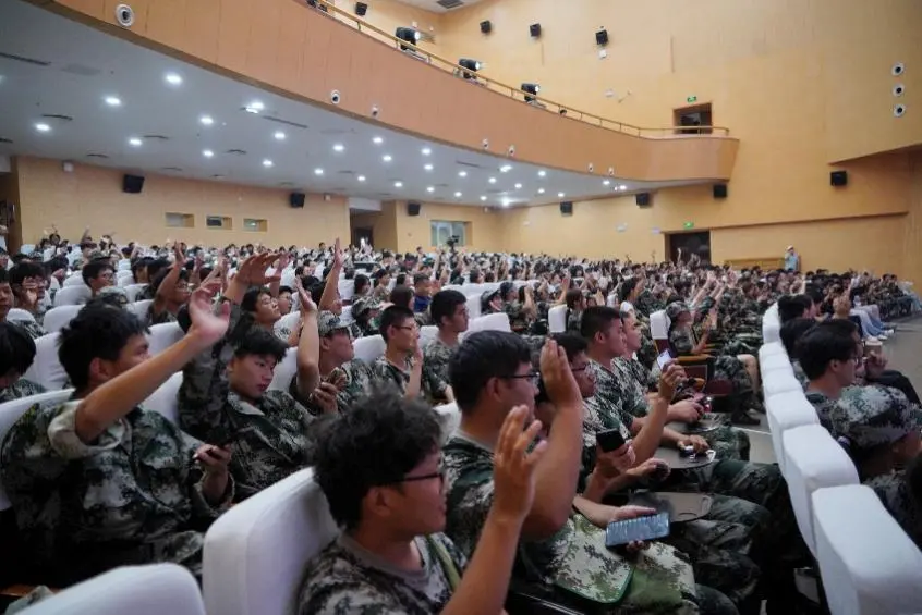 演出谢幕时，全场掌声雷动