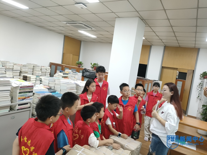 图书馆开展“小小图书管理员”志愿服务活动