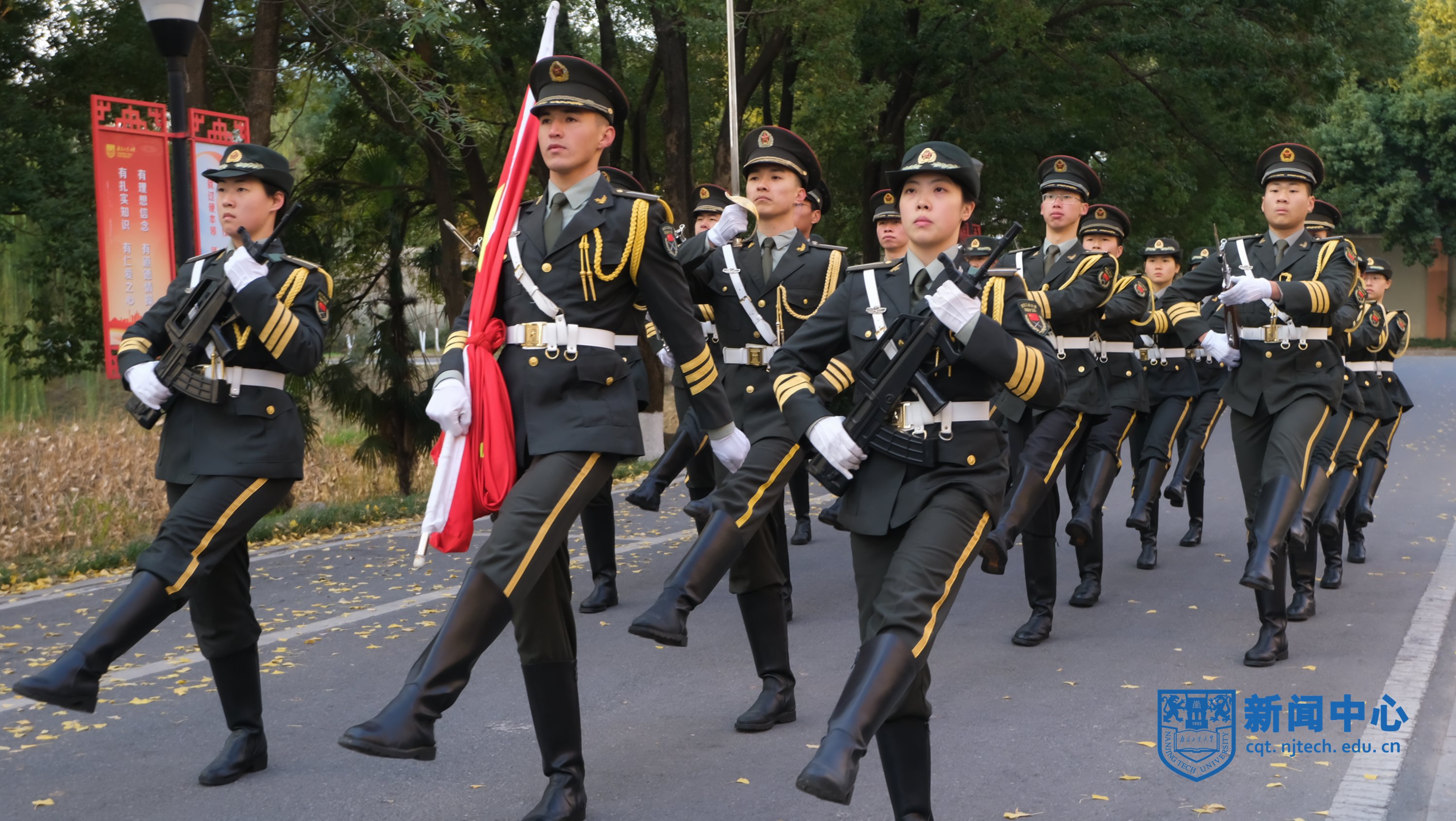 我校举行国家宪法日主题升旗仪式及宪法晨读活动