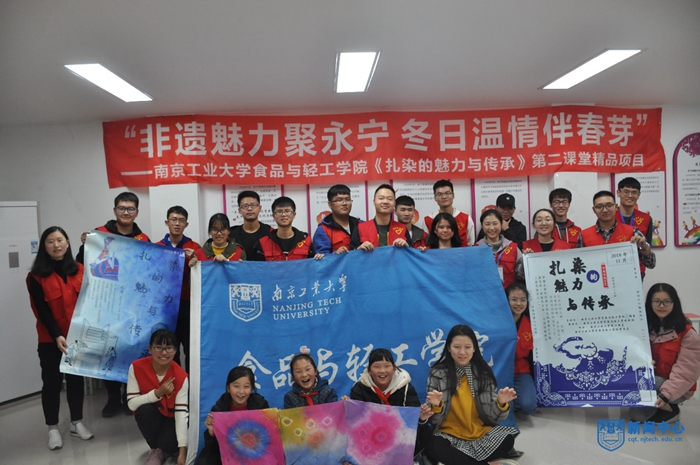 活动结束后志愿者们和小朋友一起合影留念1.jpg