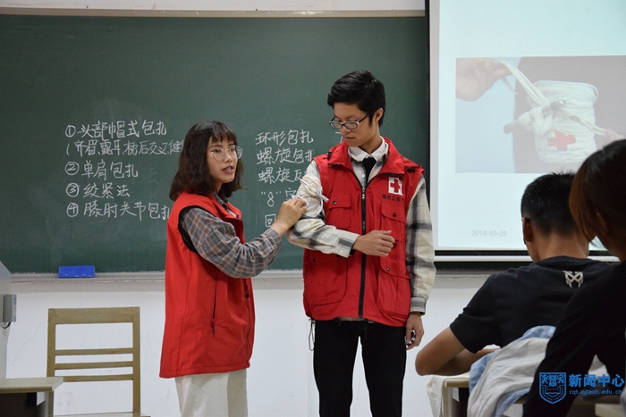 校红十字会为全校641名学生开展初级救护员培训.jpg