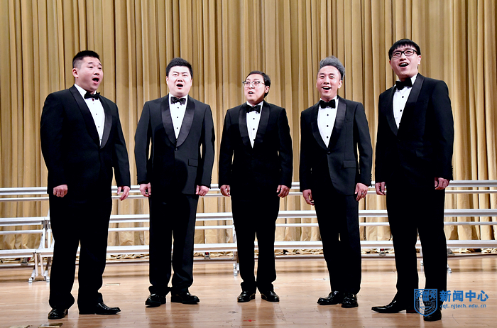 中国音协爱乐男声合唱团来校举行专场演出图片集锦