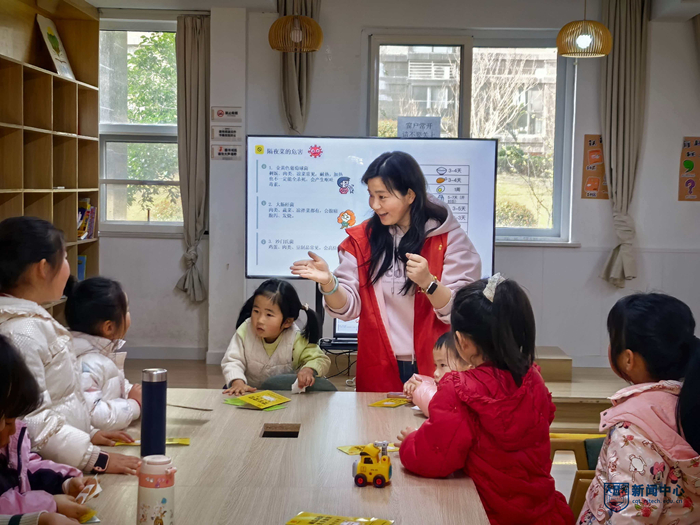食品与轻工学院赴江浦街道老虎桥社区开展“学雷锋”食品安全科普志愿服务