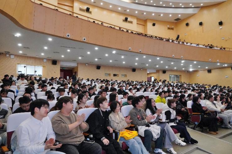 南工大学生被演讲吸引