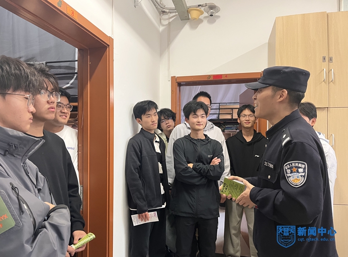 顶山派出所民警走进2011学院“宿舍文化节”