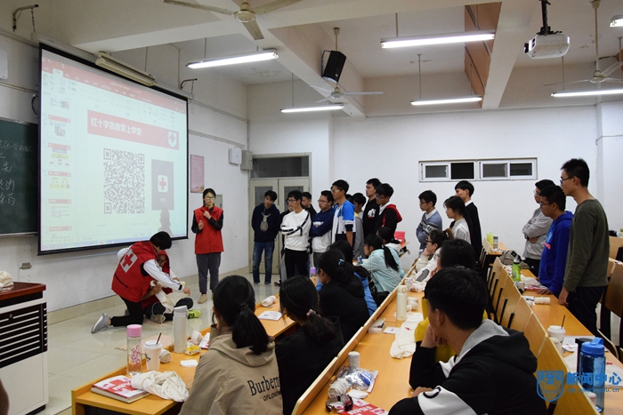 校红十字会为全校641名学生开展初级救护员培训 (2).jpg