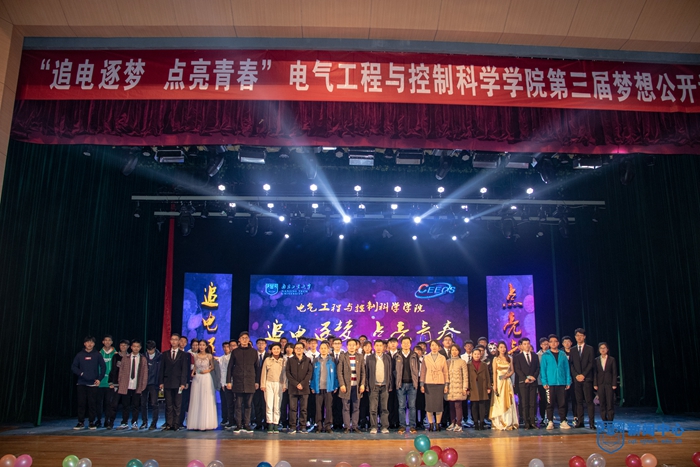 演职人员与领导老师合影1.jpg