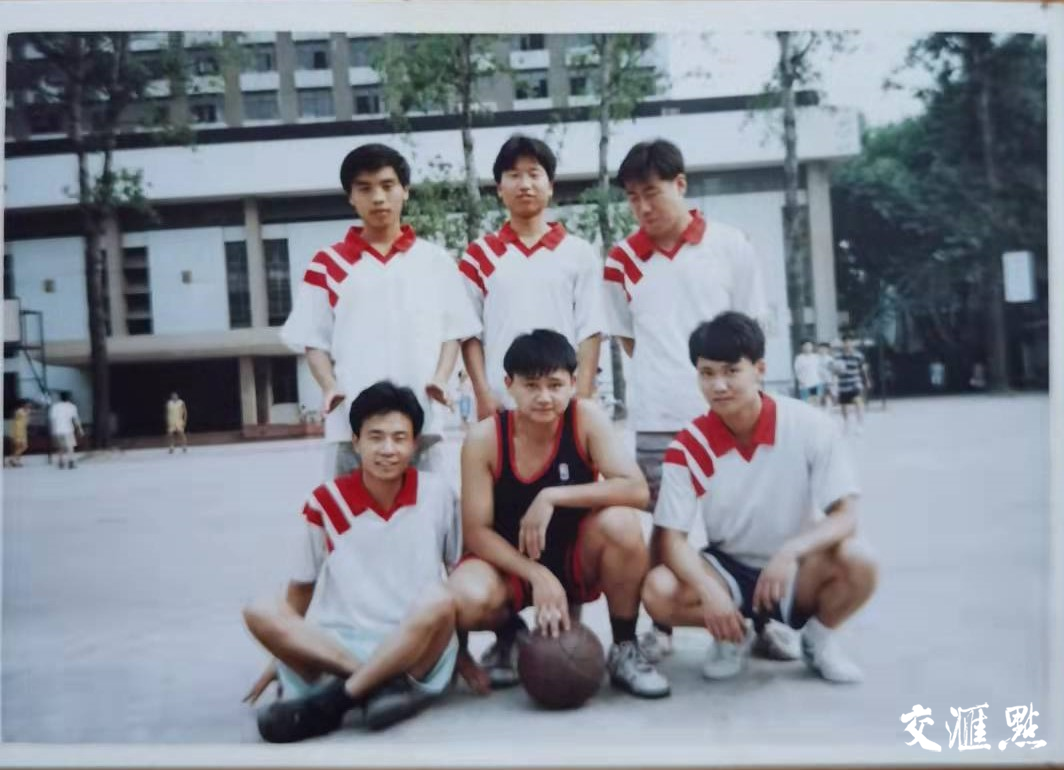 前排中间是夏民，后排中间是程曜峰，前排左边是高旭波。