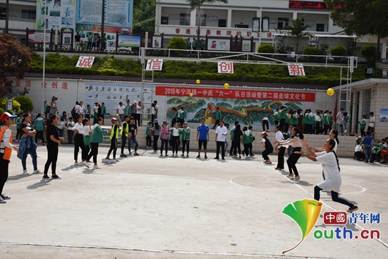 宁洱镇第一初级中学学生与家长在抛球体验区体验垒球文化。南京工业大学研支团 供图