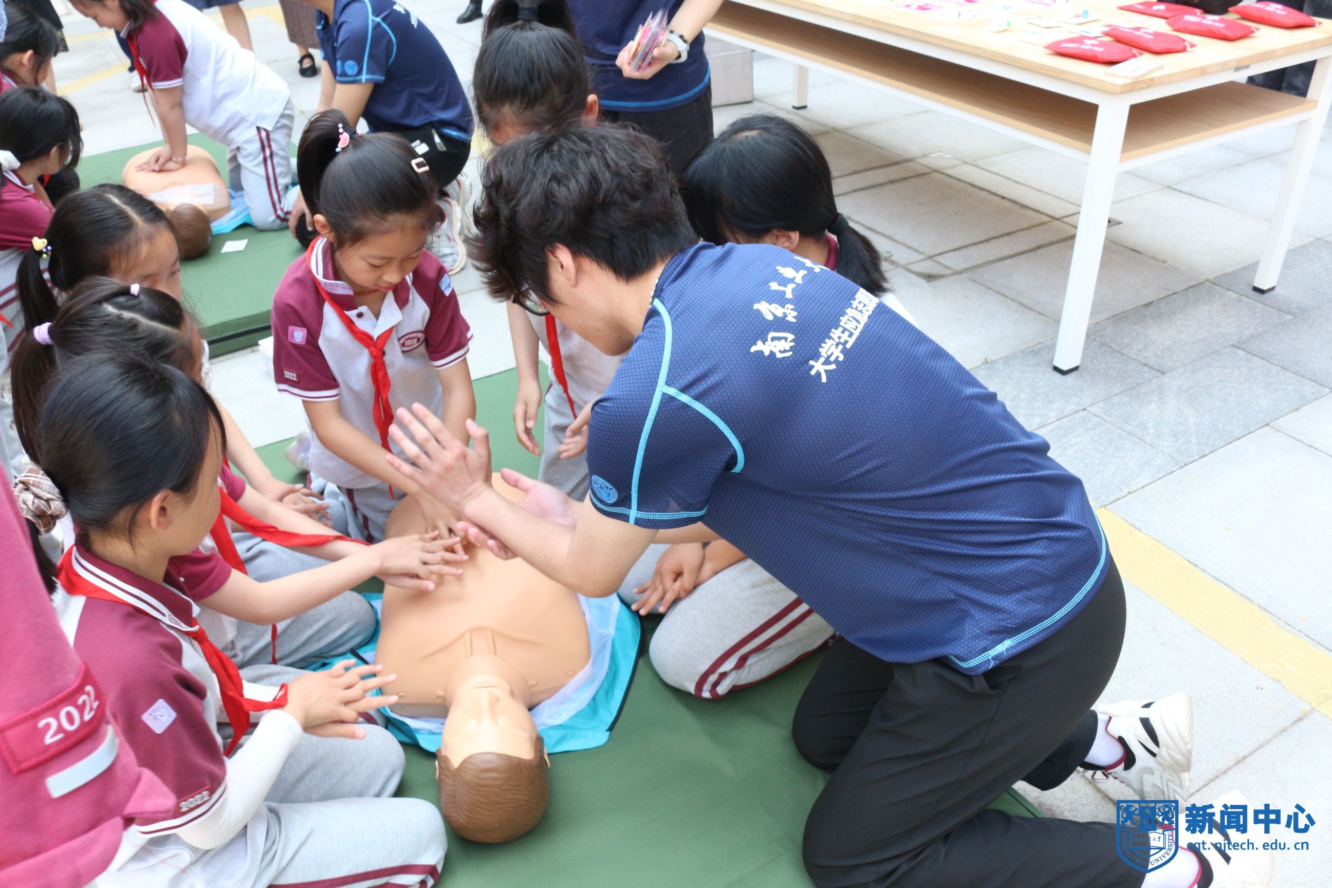 我校师生走进中华中学浦口雨山小学开展5·12防灾减灾主题教育活动