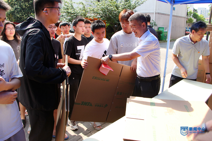后勤党委联合浦口邮政党总支开展毕业季主题党日便民服务活动